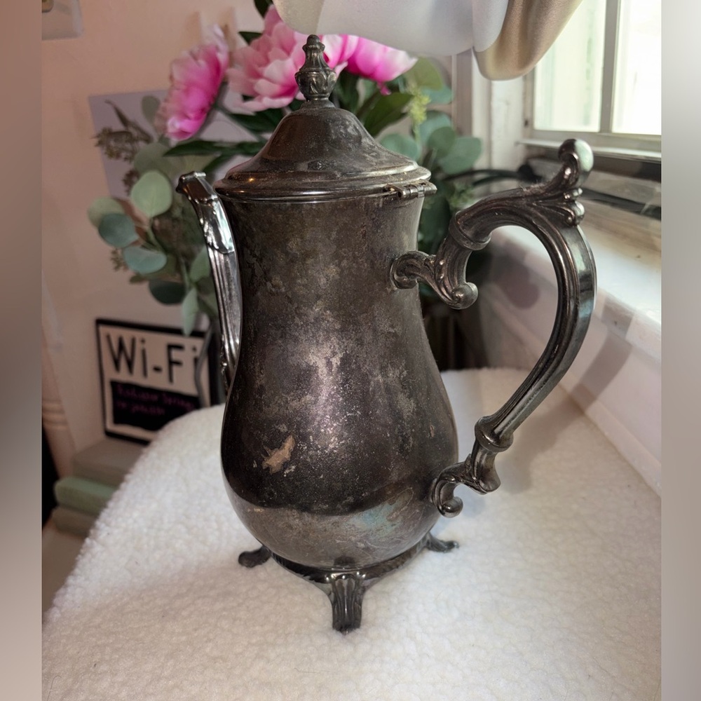 Vintage WM Rogers silverplate ornate footed teapot or coffee pot - Picture 6 of 9